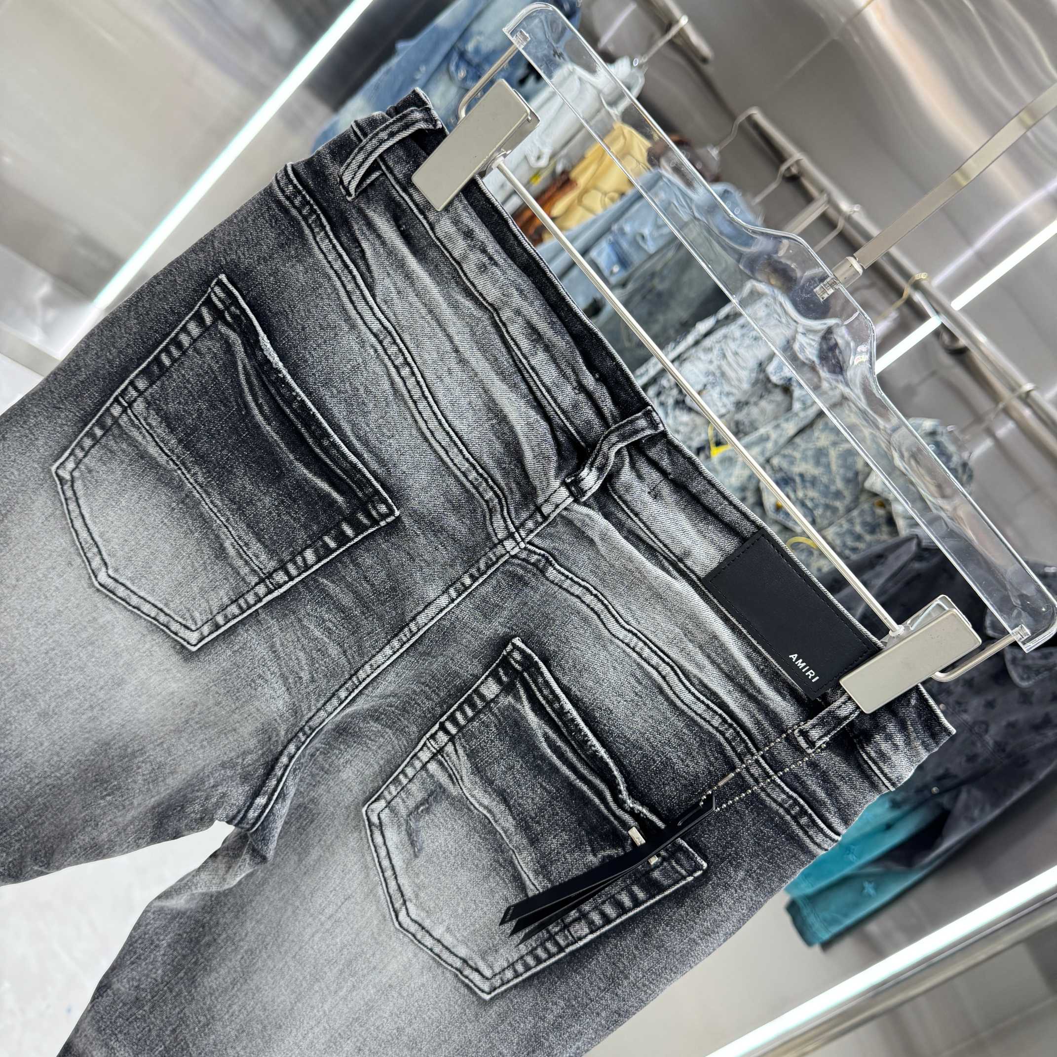 立体的な色落ち コントラスト裏地 都会派カジュアル AMIRI アミリ コピー クラッシュジーンズ 売れ行き好調