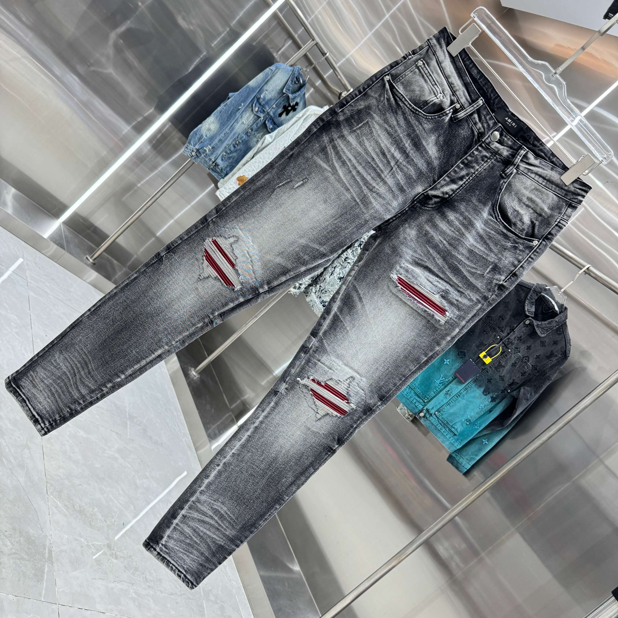 立体的な色落ち コントラスト裏地 都会派カジュアル AMIRI アミリ コピー クラッシュジーンズ 売れ行き好調