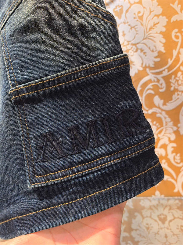 大型ユーティリティポケット ヴィンテージウォッシュ ワーク感際立つ膝丈モデル AMIRI アミリ コピー デニムカーゴショーツ 注目度上昇