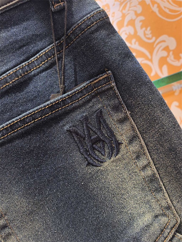 大型ユーティリティポケット ヴィンテージウォッシュ ワーク感際立つ膝丈モデル AMIRI アミリ コピー デニムカーゴショーツ 注目度上昇