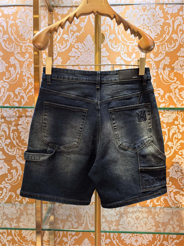 大型ユーティリティポケット ヴィンテージウォッシュ ワーク感際立つ膝丈モデル AMIRI アミリ コピー デニムカーゴショーツ 注目度上昇