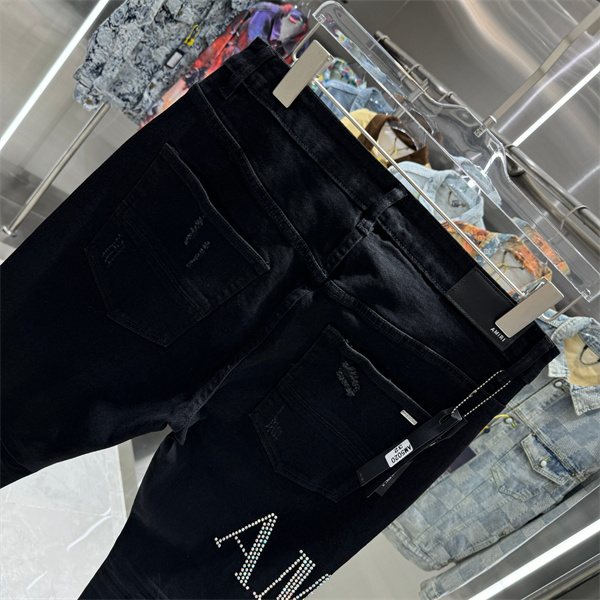 ラインストーンロゴ クラッシュ加工 立体バイカーライン AMIRI アミリ コピー デニムパンツ スリムテーパード メンズ 人気急伸