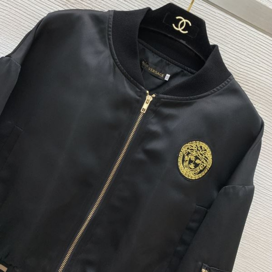ラグジュアリーな存在感漂う VERSACE ヴェルサーチェ コピー コート