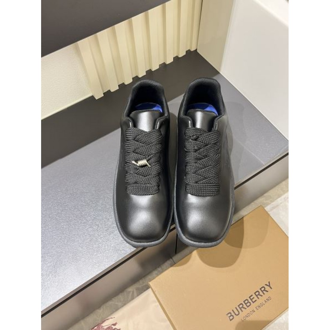 バーバリー コピー カジュアルシューズ BURBERRY洗練されたクラシックなスタイルに注目