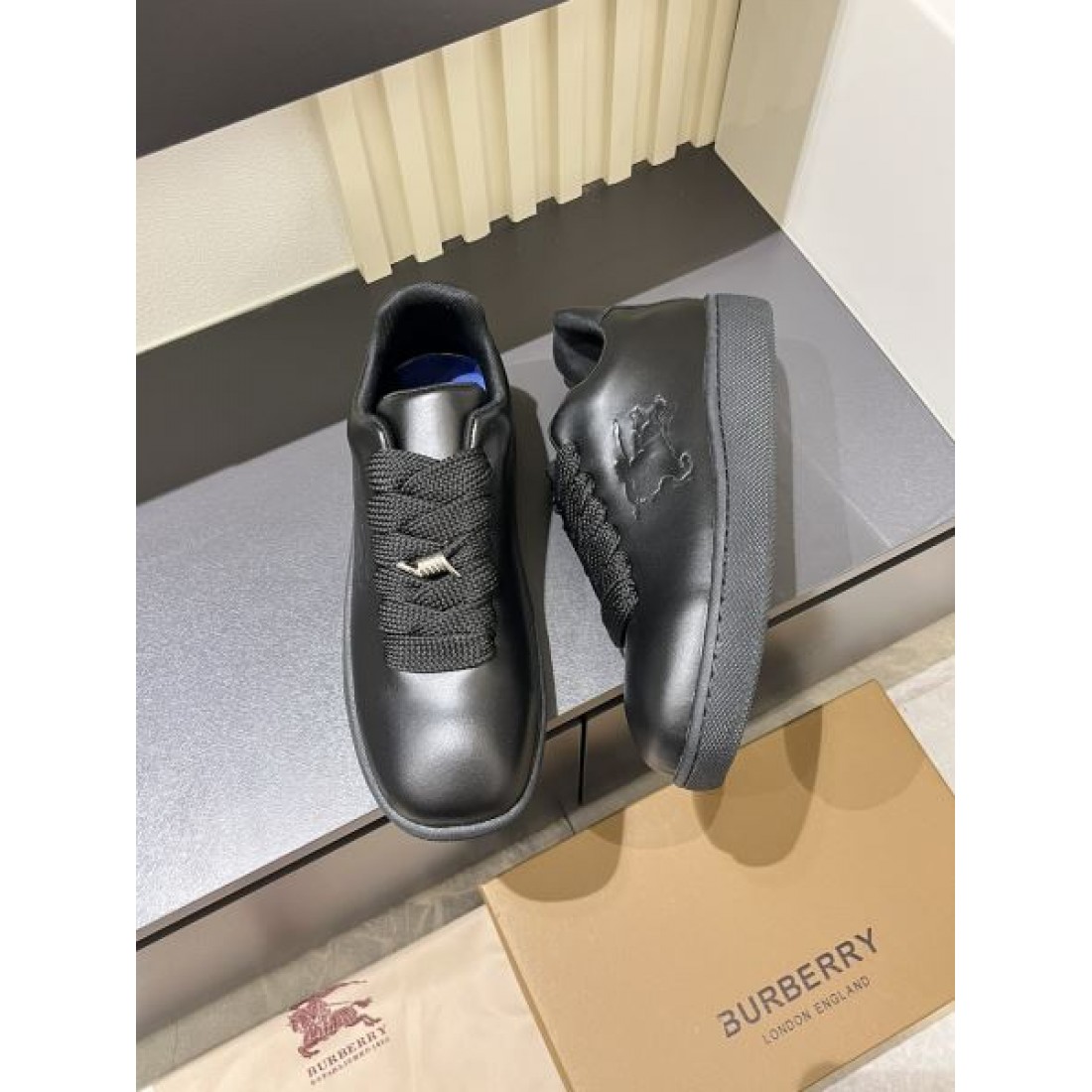 バーバリー コピー カジュアルシューズ BURBERRY洗練されたクラシックなスタイルに注目