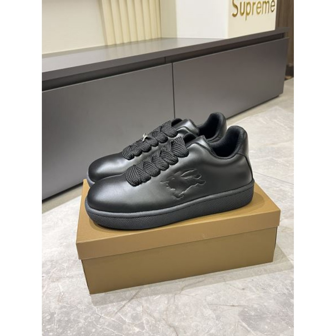 バーバリー コピー カジュアルシューズ BURBERRY洗練されたクラシックなスタイルに注目