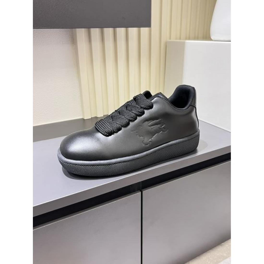 バーバリー コピー カジュアルシューズ BURBERRY洗練されたクラシックなスタイルに注目