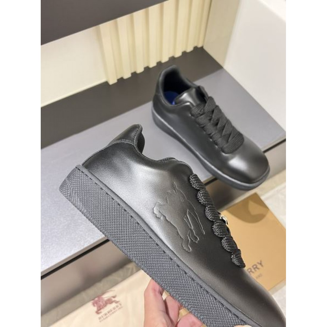 バーバリー コピー カジュアルシューズ BURBERRY洗練されたクラシックなスタイルに注目