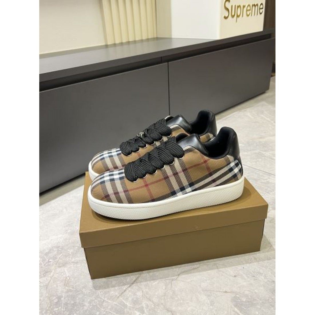 今すぐ履きたい BURBERRY 上質でカジュアルな バーバリー コピー カジュアルシューズ