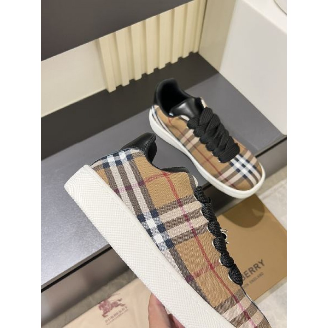今すぐ履きたい BURBERRY 上質でカジュアルな バーバリー コピー カジュアルシューズ