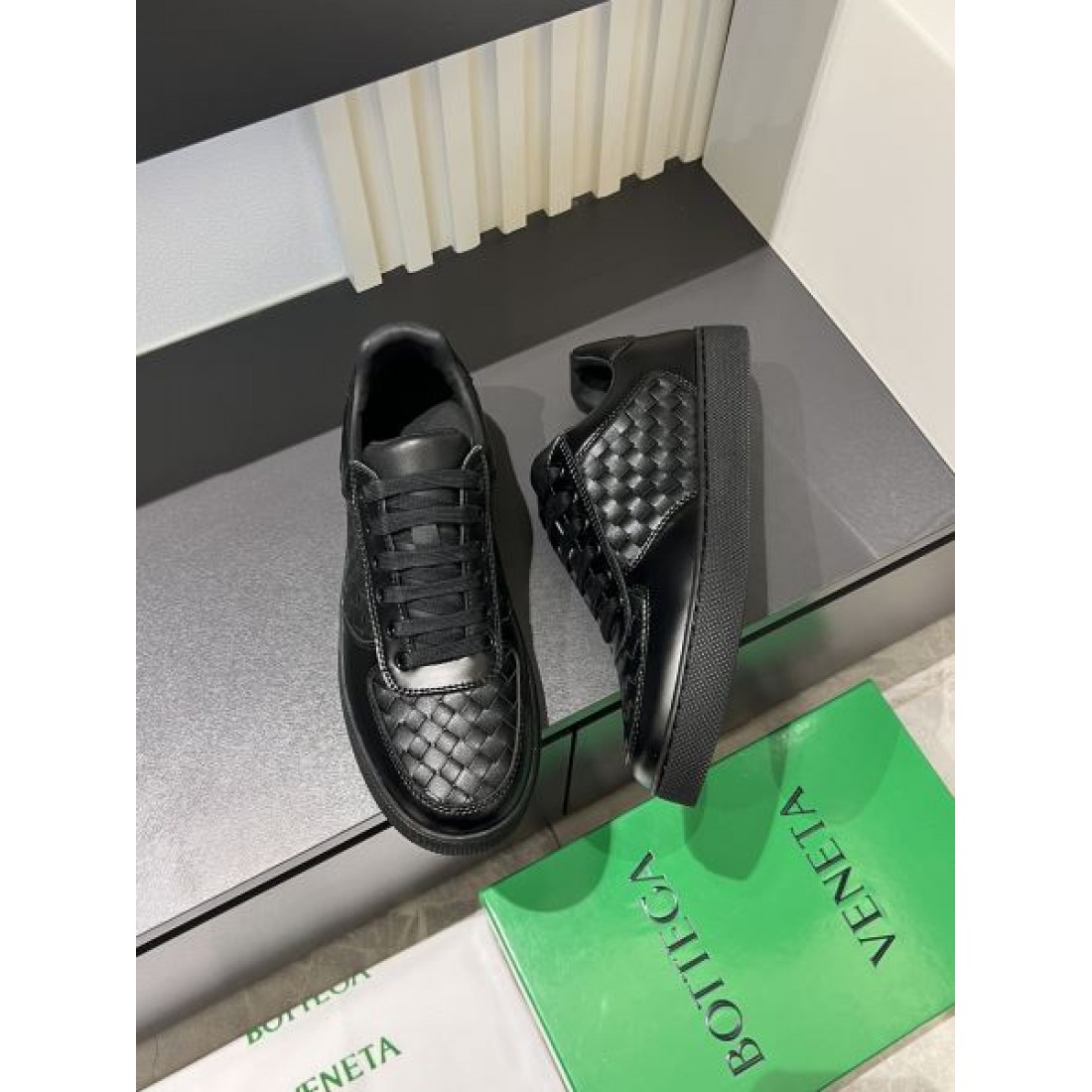 ボッテガヴェネタ コピー カジュアルシューズ BOTTEGA VENETAで魅せる洗練と快適の融合