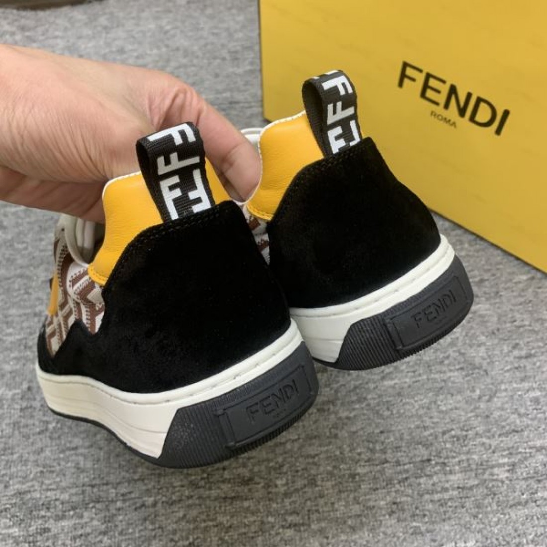 フェンデイ コピー カジュアルシューズ FENDI洗練されたシルエットと抜群の履き心地