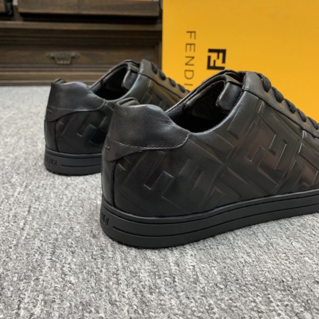 フェンデイ コピー カジュアルシューズ スタイリッシュで快適な FENDI