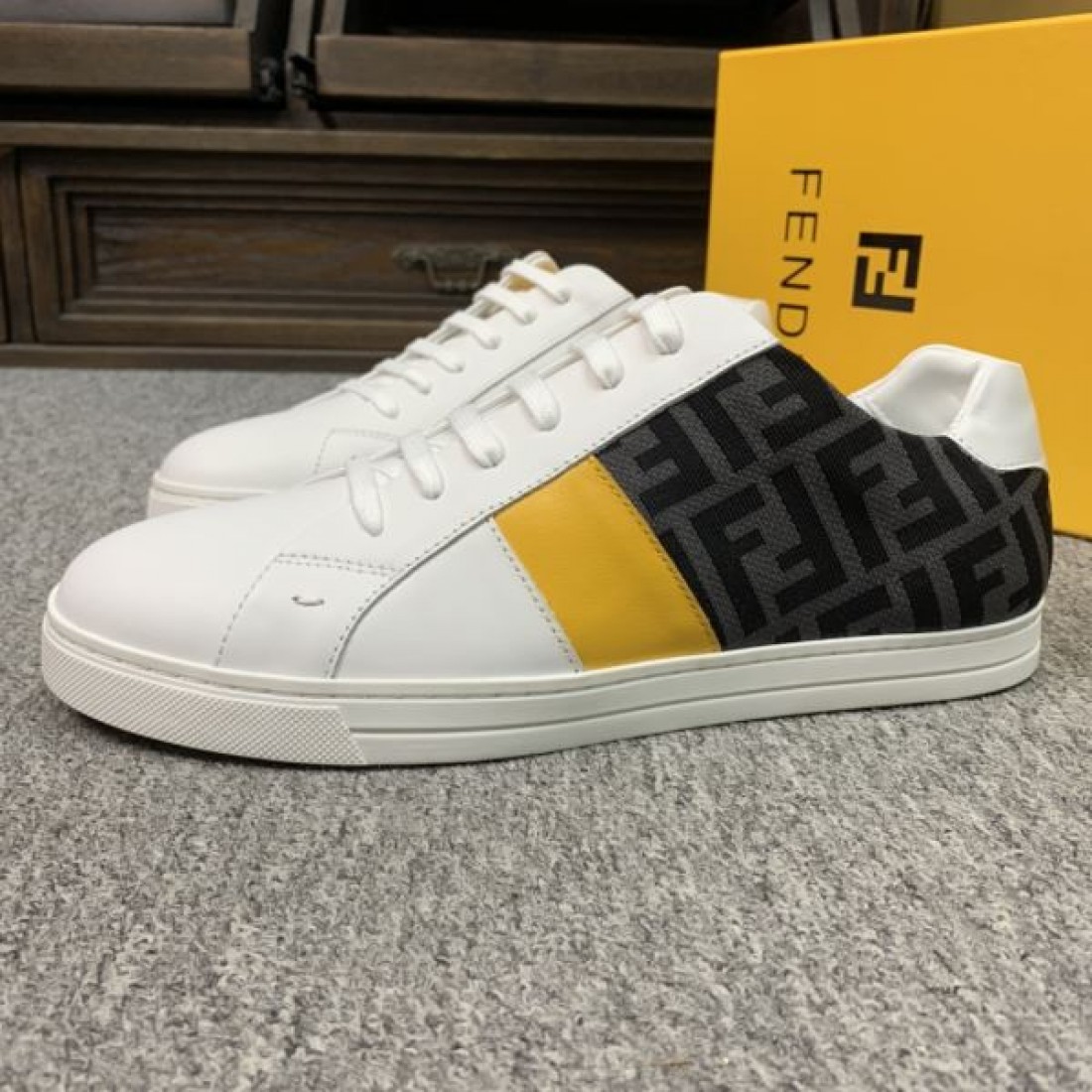 上質でモダンな印象FENDI コピー カジュアルシューズ 人気急上昇中
