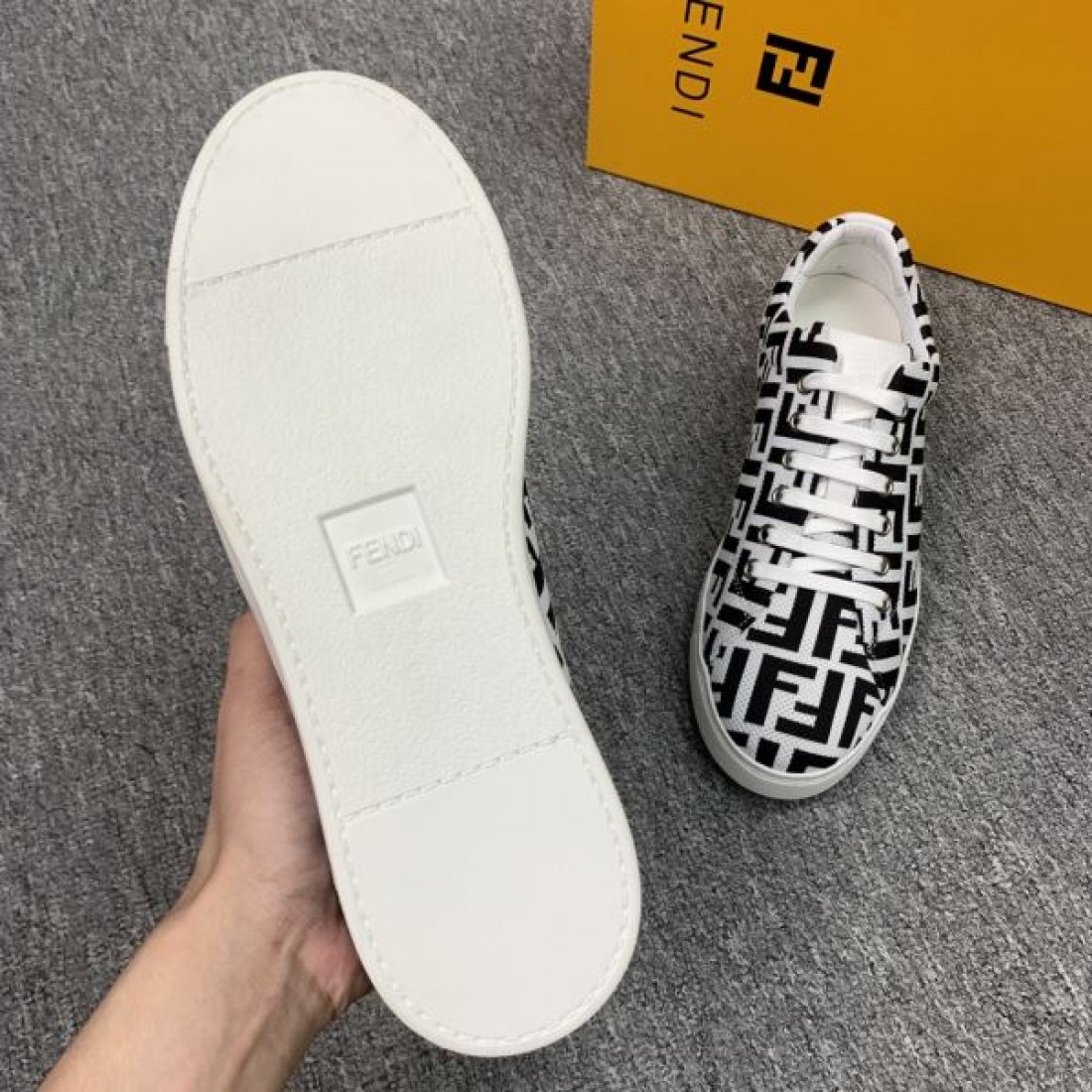アクティブで都会的な FENDI フェンデイ コピー カジュアルシューズ