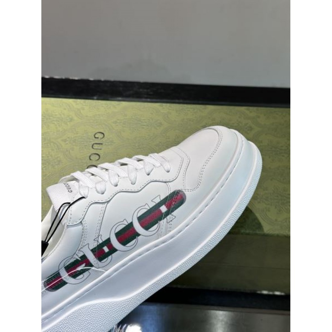 人気急上昇のGUCCI コピー カジュアルシューズ モダンでシンプルな魅力
