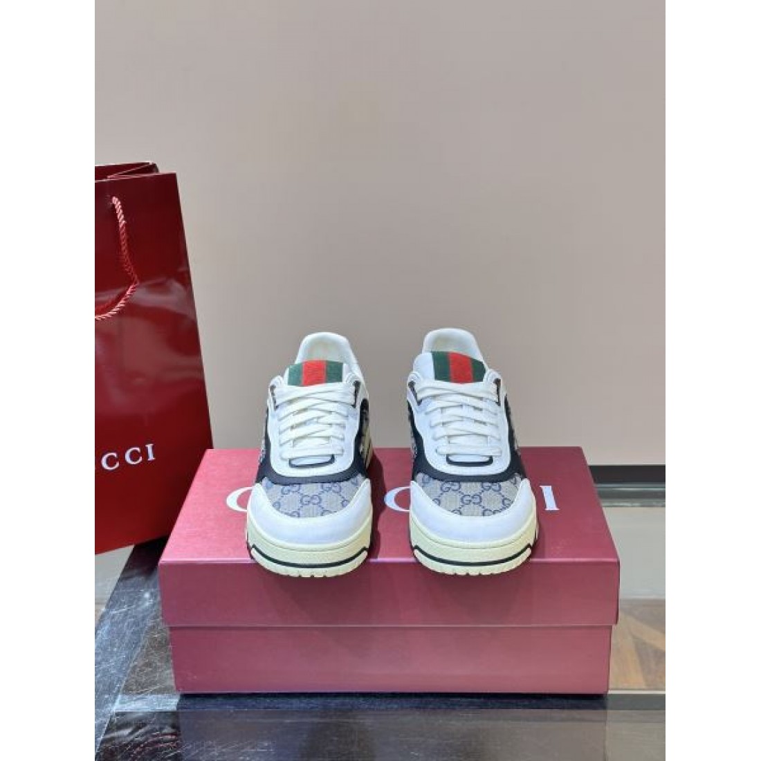 人気急上昇のGUCCI グッチ コピー カジュアルシューズ モダンでシンプルな魅力