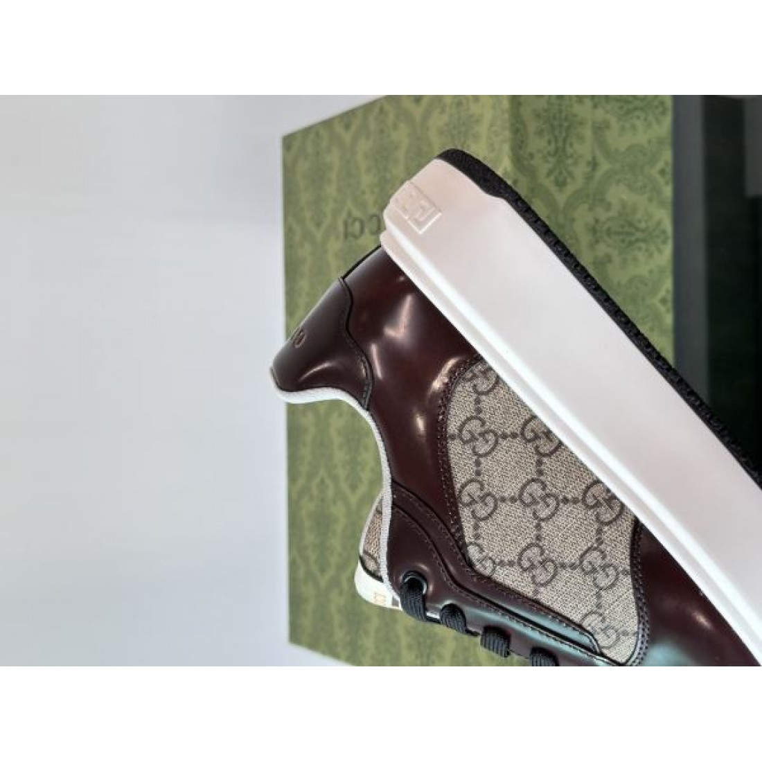  GUCCI グッチ コピー カジュアルシューズ シンプルでエレガントなデザイン