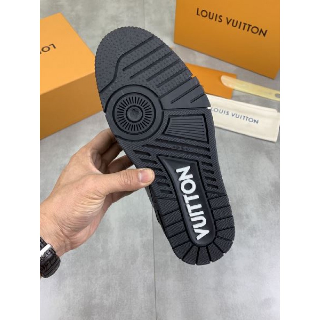  ルイヴィトン コピー カジュアルシューズ LOUIS VUITTON 上質で都会的な
