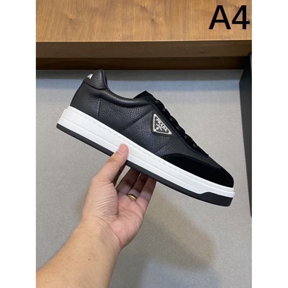 注目のPRADA プラダ コピー シューズ シャープで洗練されたデザイン