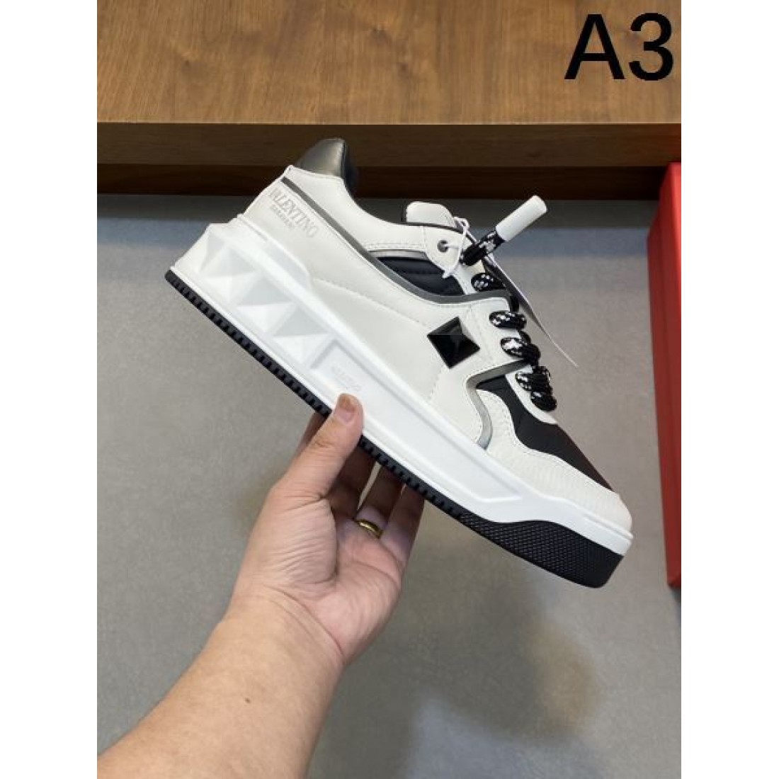 今季注目 VALENTINO ヴァレンティノ コピー カジュアルシューズ でセンスアップ