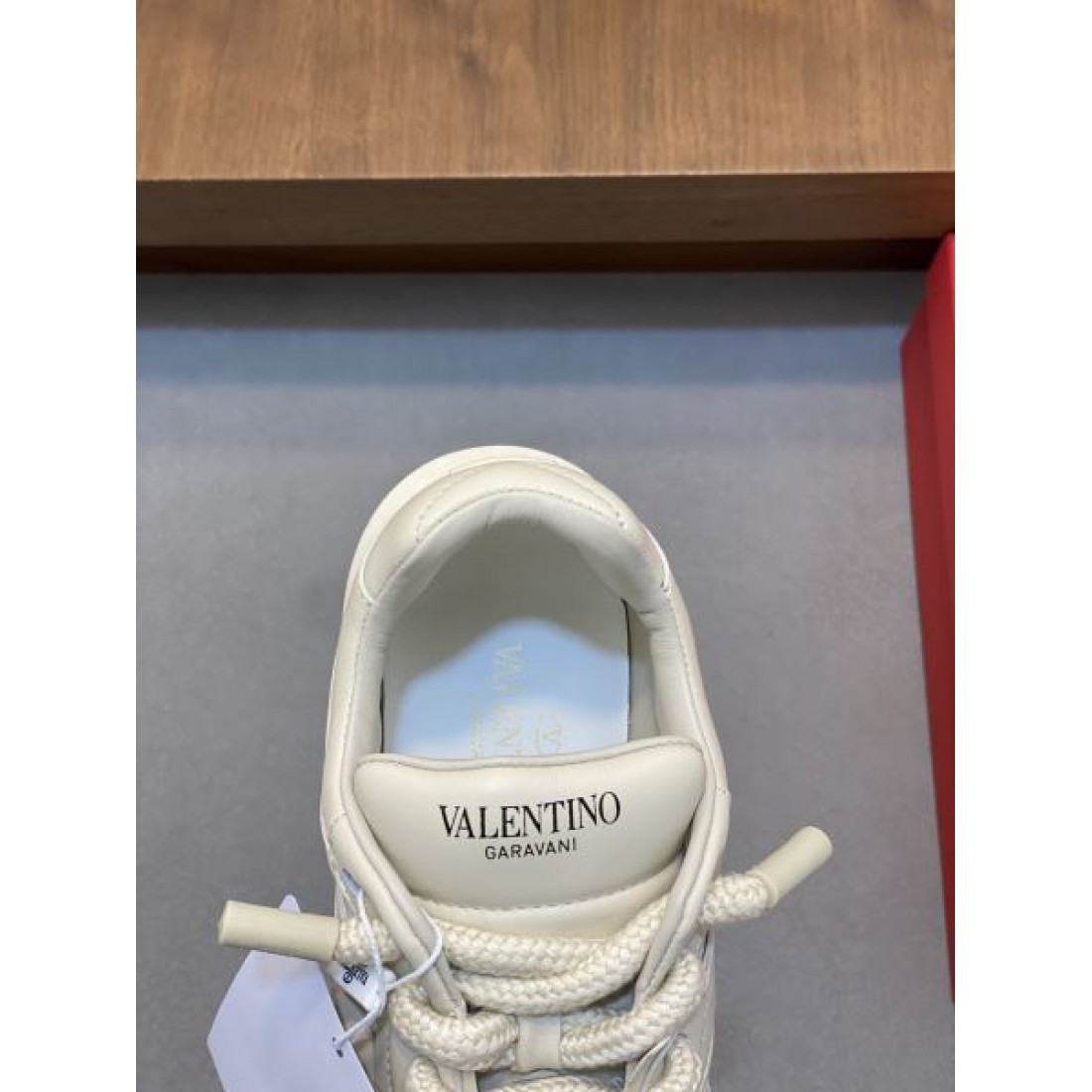 ラグジュアリー感満載の カジュアルシューズ VALENTINO ヴァレンティノ コピー