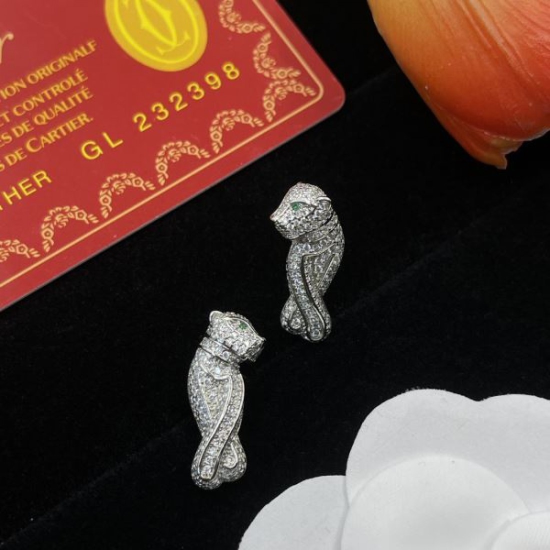 CARTIER コピー イヤリング ロゴ 芸能人愛用ブランド カルティエ