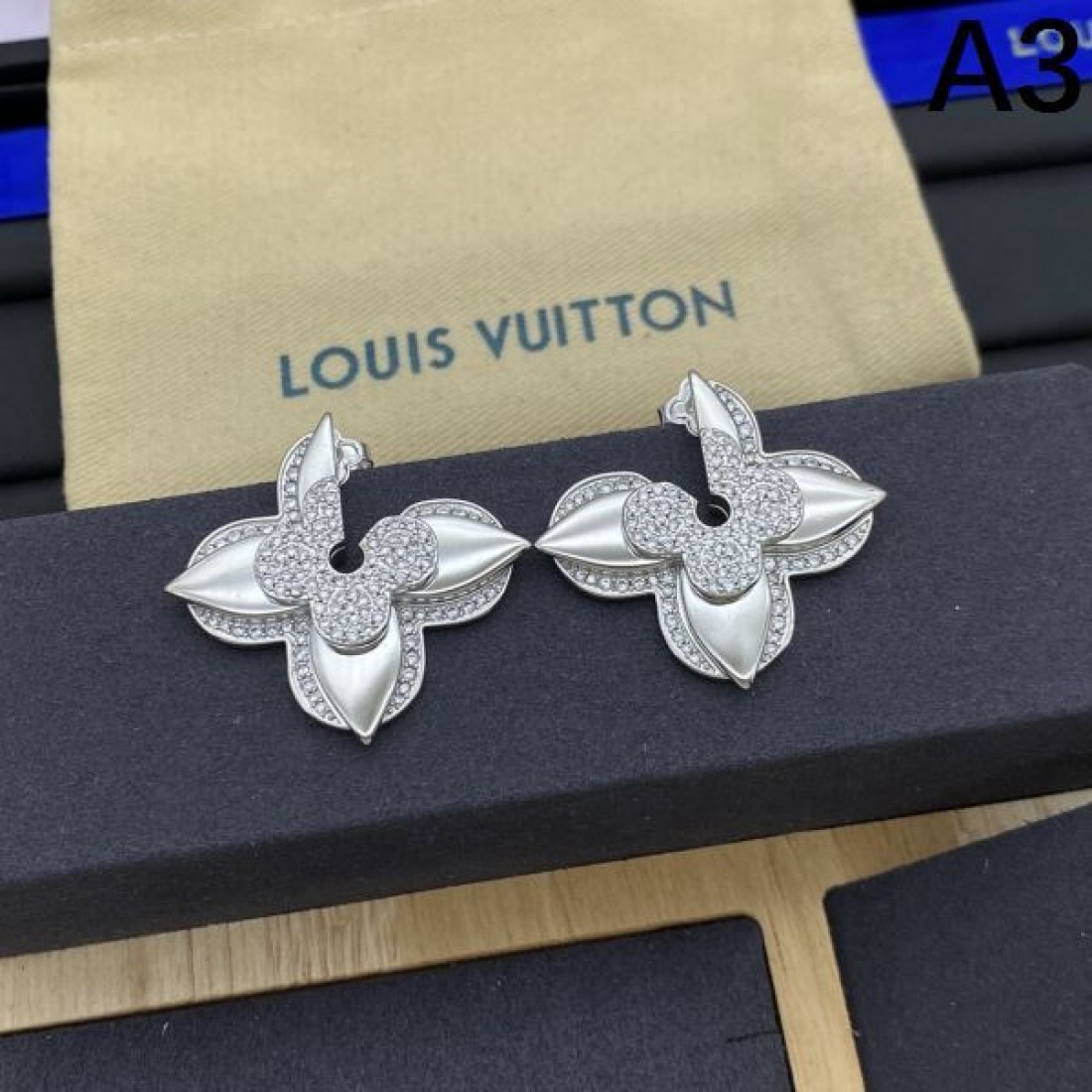 ルイヴィトン コピー イヤリング ロゴ 大人気限定カラー LOUIS VUITTON