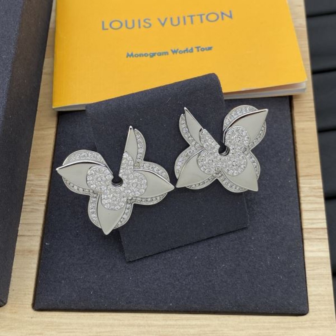 ルイヴィトン コピー イヤリング ロゴ 大人気限定カラー LOUIS VUITTON