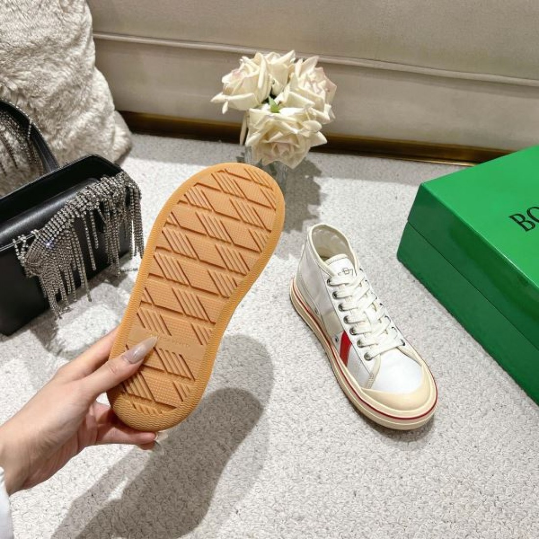  ナチュラルで柔らかな印象の BOTTEGA VENETA ボッテガヴェネタ コピー カジュアルシューズ