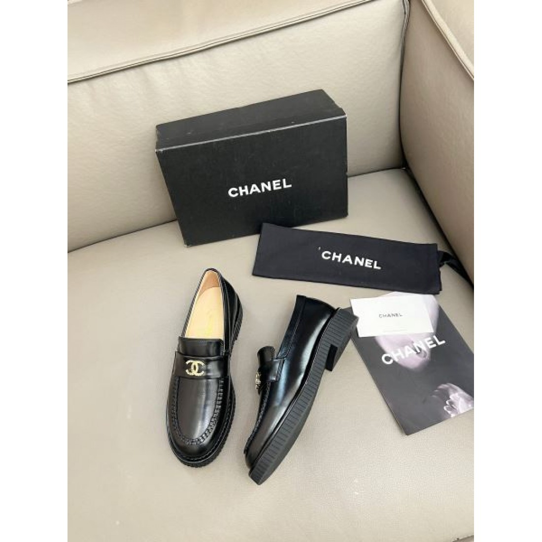  CHANEL シャネル コピー カジュアルシューズ 洗練されてフェミニンな佇まい