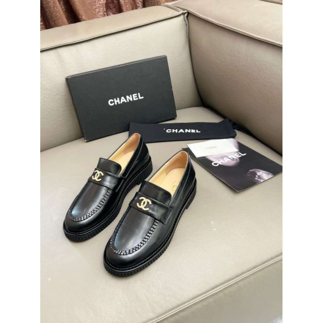  CHANEL シャネル コピー カジュアルシューズ 洗練されてフェミニンな佇まい