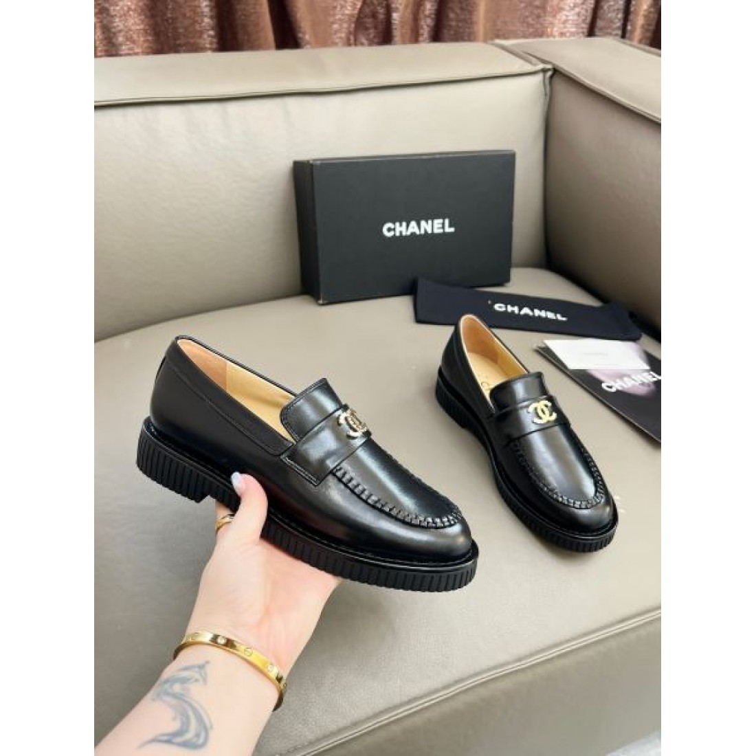  CHANEL シャネル コピー カジュアルシューズ 洗練されてフェミニンな佇まい
