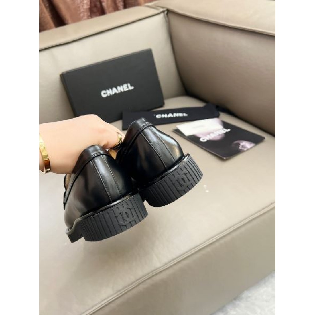 CHANEL シャネル コピー カジュアルシューズ 洗練されてフェミニンな佇まい