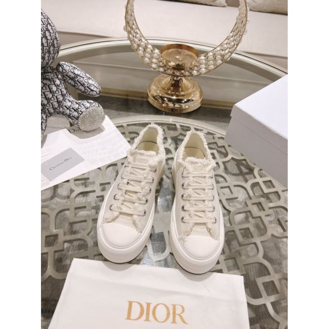 ラグジュアリーで軽やかな印象の DIOR ディオール コピー カジュアルシューズ