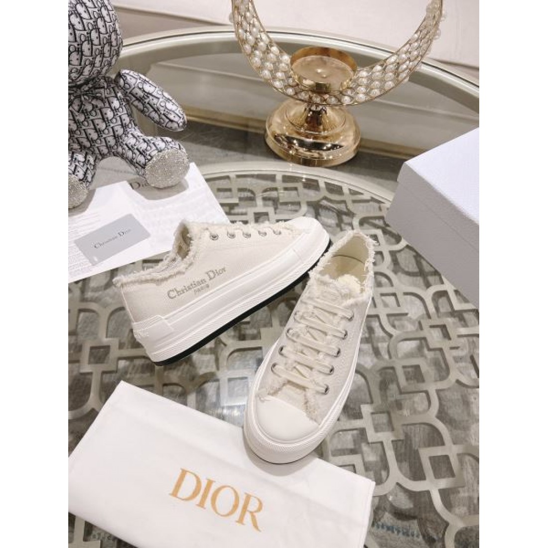 ラグジュアリーで軽やかな印象の DIOR ディオール コピー カジュアルシューズ