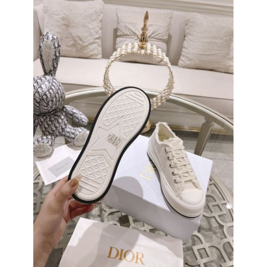 ラグジュアリーで軽やかな印象の DIOR ディオール コピー カジュアルシューズ