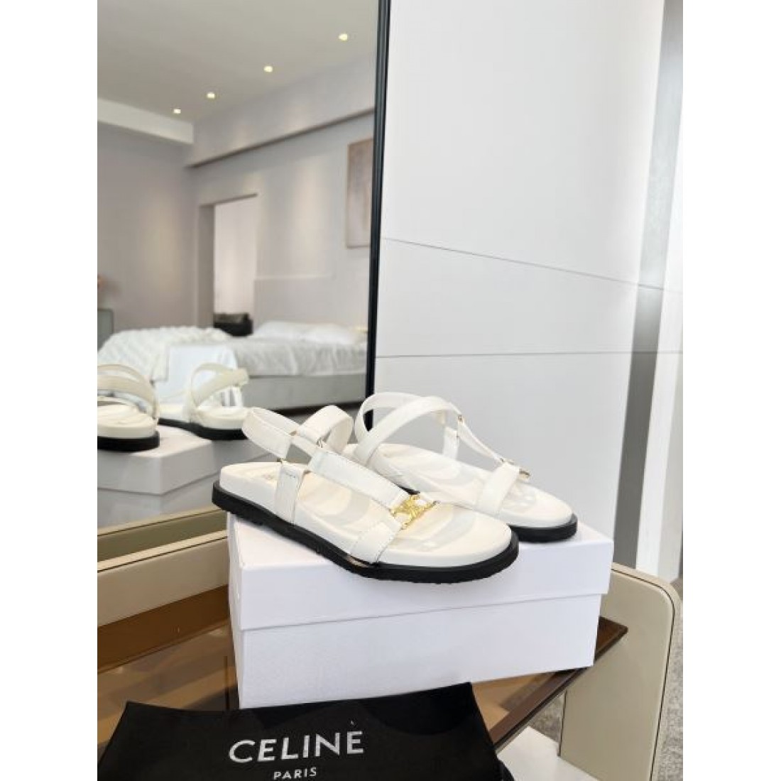ナチュラルで柔らかな魅力CELINE セリーヌ コピー サンダル 優雅な佇まい
