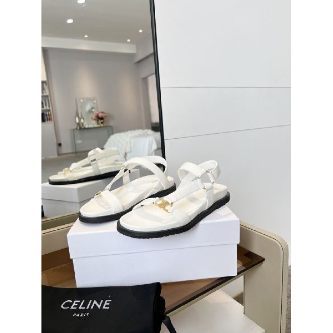 ナチュラルで柔らかな魅力CELINE セリーヌ コピー サンダル 優雅な佇まい