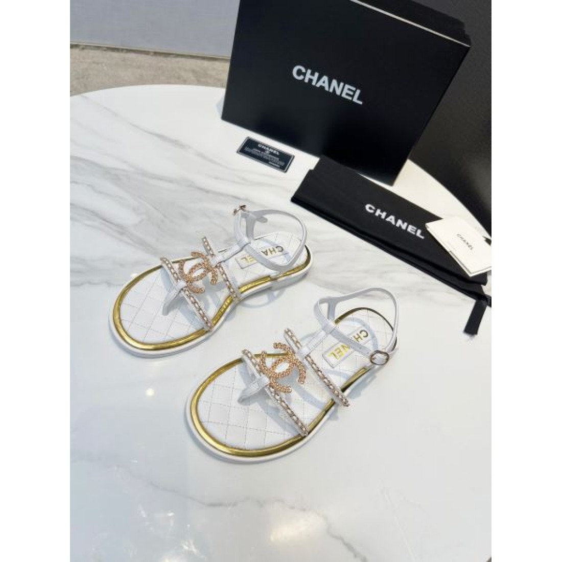 自分へのご褒美に CHANEL シャネル コピー レディースサンダル ギフトにも最適