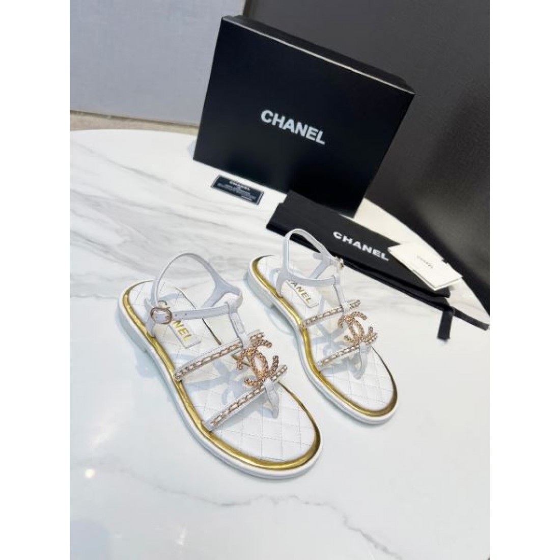 自分へのご褒美に CHANEL シャネル コピー レディースサンダル ギフトにも最適