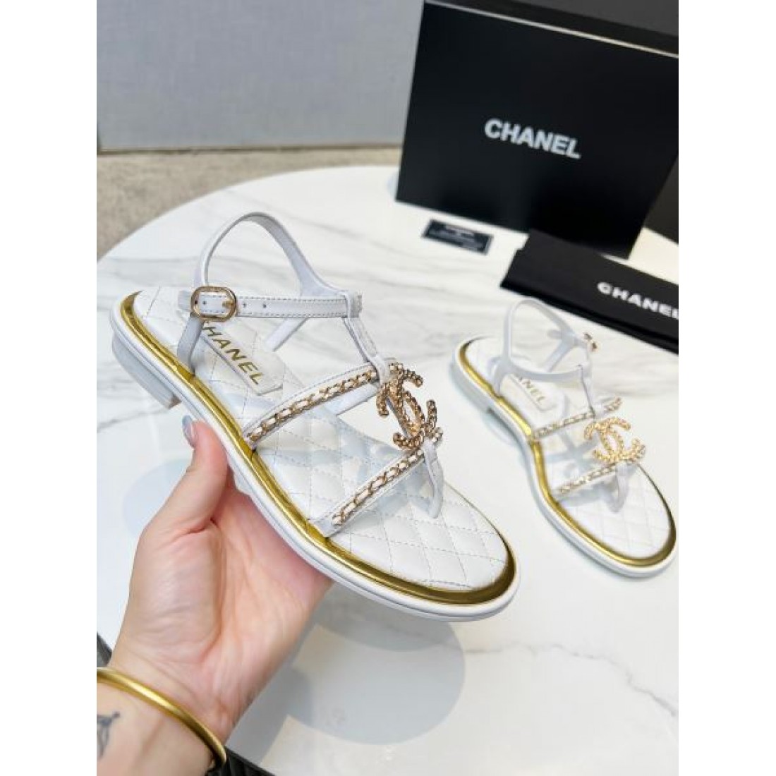 自分へのご褒美に CHANEL シャネル コピー レディースサンダル ギフトにも最適