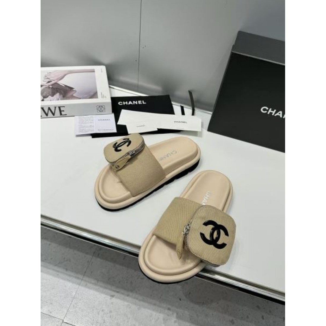 上品でエフォートレスな魅力CHANEL シャネル コピー サンダル 洗練された一足