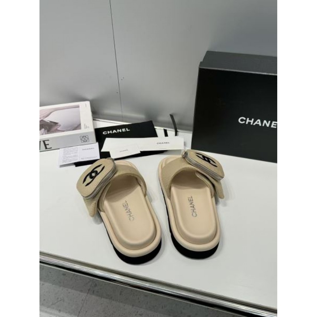 上品でエフォートレスな魅力CHANEL シャネル コピー サンダル 洗練された一足
