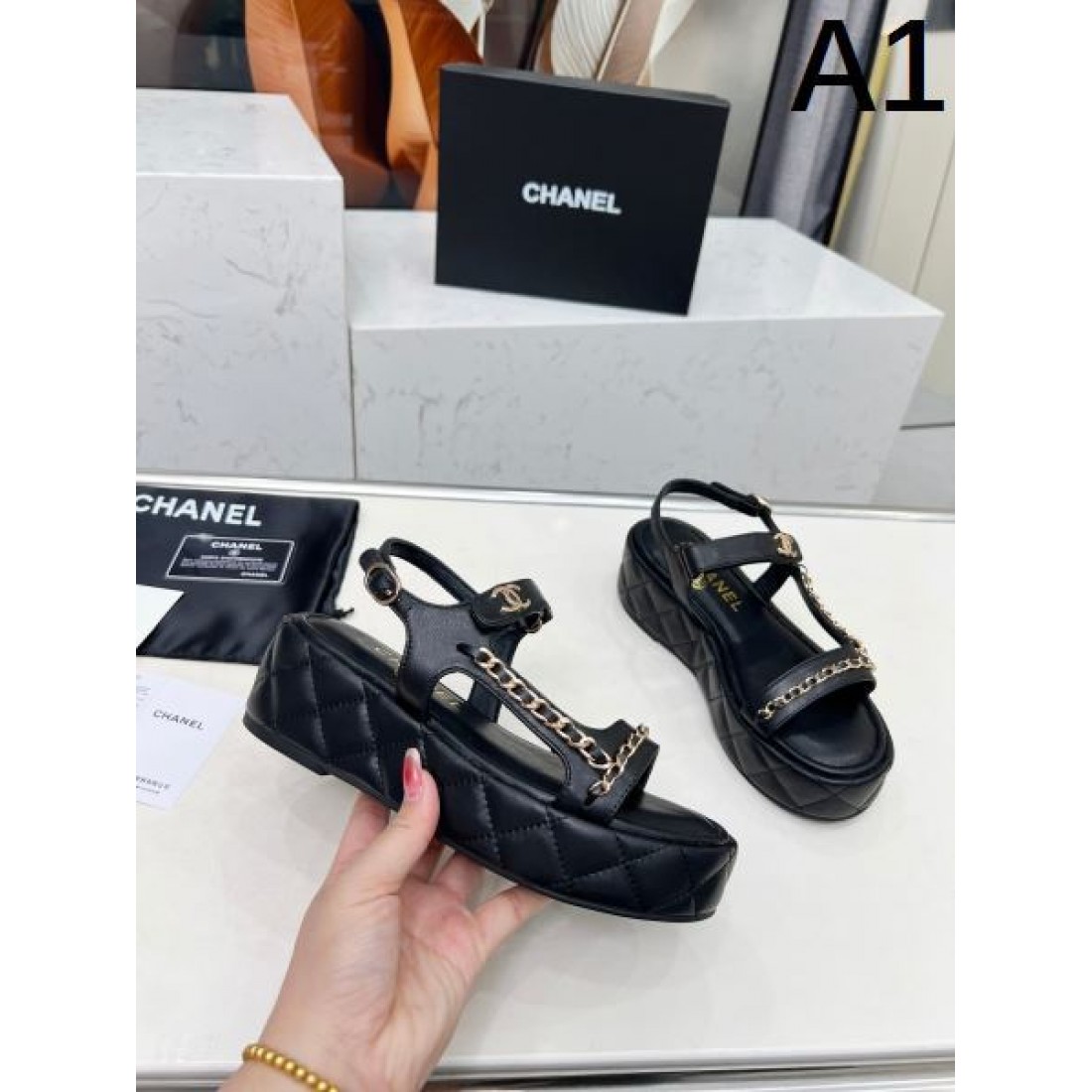 CHANEL コピー サンダル CHANELで叶える華やかで都会的な女性らしさ