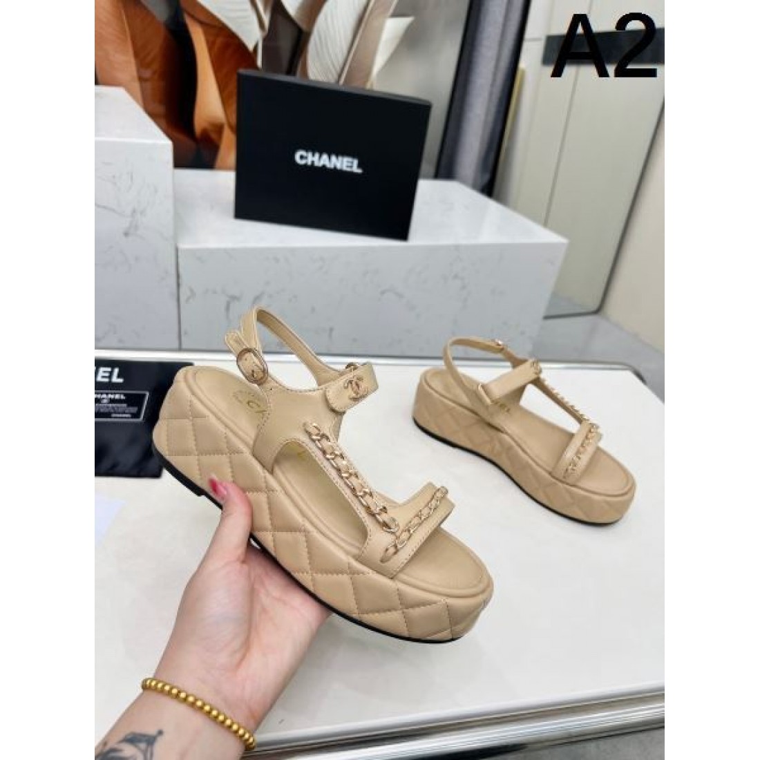 CHANEL コピー サンダル CHANELで叶える華やかで都会的な女性らしさ