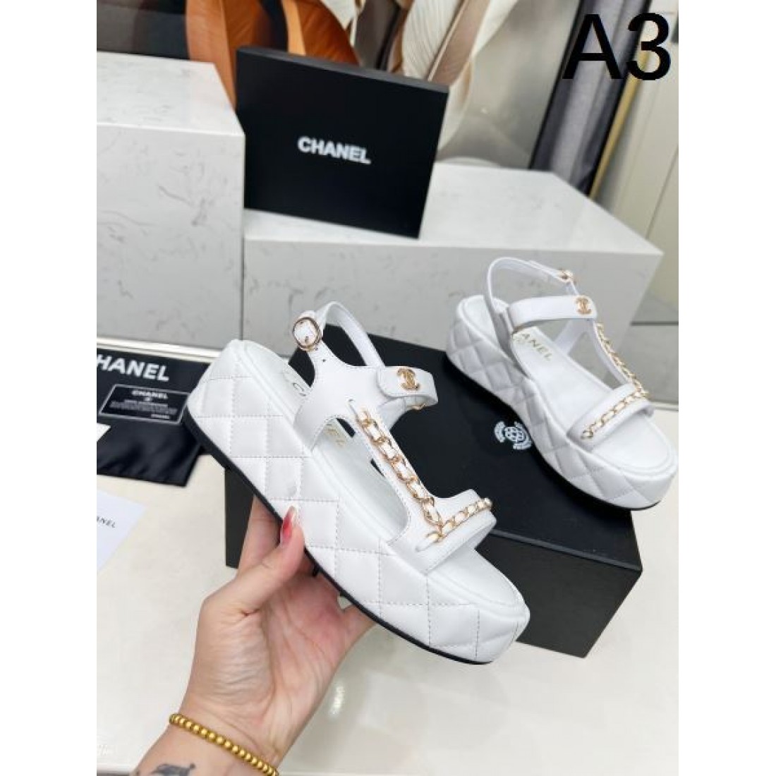 CHANEL コピー サンダル CHANELで叶える華やかで都会的な女性らしさ