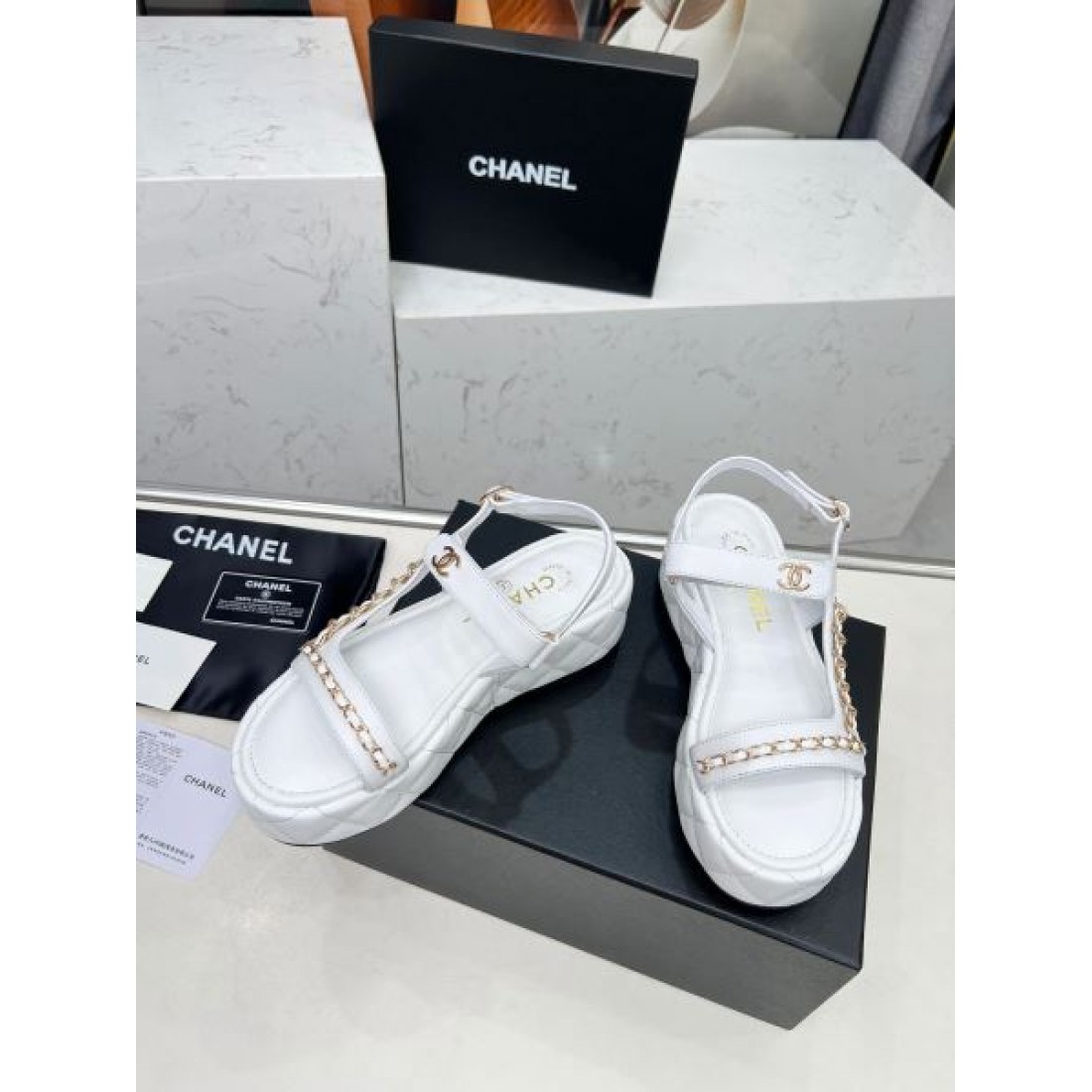 CHANEL コピー サンダル CHANELで叶える華やかで都会的な女性らしさ