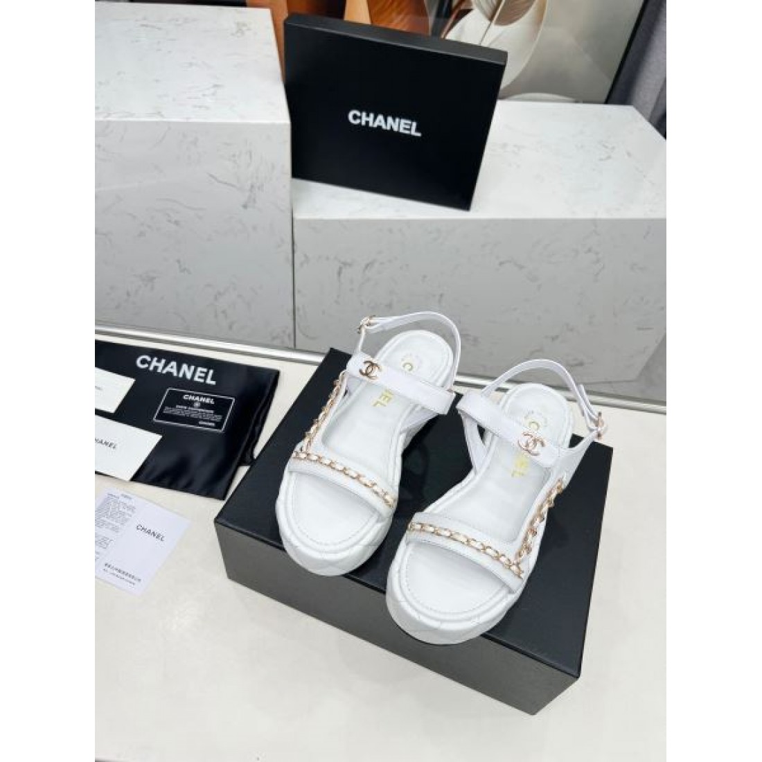 CHANEL コピー サンダル CHANELで叶える華やかで都会的な女性らしさ