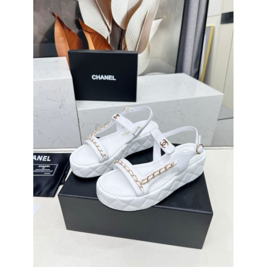 CHANEL コピー サンダル CHANELで叶える華やかで都会的な女性らしさ